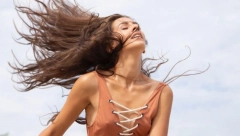 ZA NJU KAŽU DA JE SIMBOL PRIRODNE LEPOTE Naša poznata glumica se ovaj put skinula i pozirala na vrelom pesku "Nisi ni svesna koliko si lepa" (FOTO)