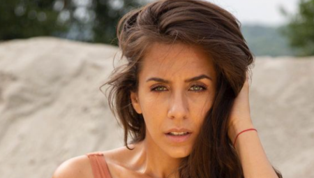 NE KRIJE GA VIŠE Ivana Dudić imala vrelu akciju sa kolegom na bazenu, ovim fotkama pokazali da su zajedno (FOTO)