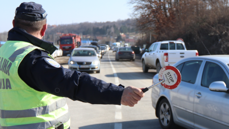 DVE TEŽE, A PET OSOBA LAKŠE POVREĐENO U Južnobačkom okrugu 14 saobraćajnih nesreća za 24 sata