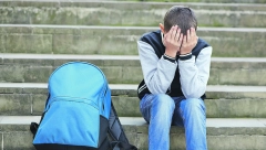 JEZIVO NASILJE U OSNOVNOJ ŠKOLI U SREMČICI Učenika drugog razreda pretukla trojica trećaka - evo šta se tačno dogodilo