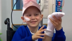 DEVOJČICI (7) SU DOKTORI NAOPAKO PRIŠILI NOGU: Izborila se sa kancerom, a sada je balerina