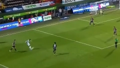 KAKVA GOLČINA Pogodak koji se retko viđa, gotovo iz nemoguće situacije (VIDEO)