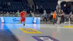 VREO DOČEK "GROBARA" ZA KAMPACA Argentinac istrčao na parket "Štark arene", usledila je salva zvižduka (VIDEO)