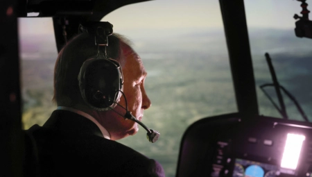 PUTIN U HELIKOPTERU Predsednik Rusije isprobao simulator letenja (FOTO)