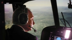 PUTIN U HELIKOPTERU Predsednik Rusije isprobao simulator letenja (FOTO)