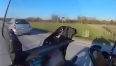 VOZAČ MOTORA ZABELEŽIO UŽASAVAJUĆU SCENU U SRBIJI Auto leluja levo desno, a kad se približio usledio pravi ŠOK! (VIDEO)