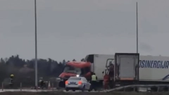 PRVE SLIKE UŽASNE NESREĆE U RESNIKU Teretnjaci smrskani do neprepoznatljivosti, srča na putu (FOTO)