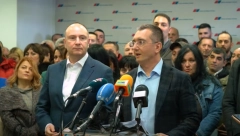 VIŠE OD 100 ČLANOVA POKS-A IZ NOVOG SADA PRISTUPILO SNS-U I PODRŽALO POLITIKU ALEKSANDRA VUČIĆA (VIDEO)