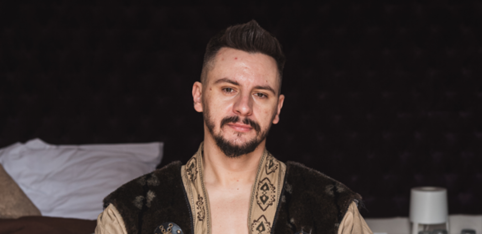 ZADOVOLJAVAO BIH STARIJE GOSPOĐE Poznati pevač u emisiji uživo šokirao izjavom