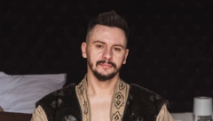 ZADOVOLJAVAO BIH STARIJE GOSPOĐE Poznati pevač u emisiji uživo šokirao izjavom