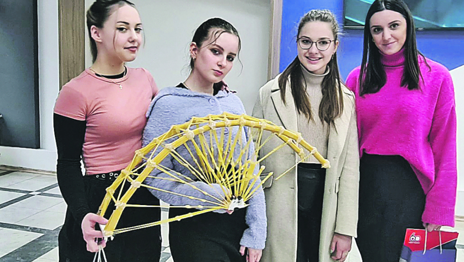 SREDNJOŠKOLKE IZ ČAČKA OBORILE REKORD NA TAKMIČENJU Najizdržljiviji most od špageta poneo 181,1 kilogram