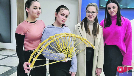 SREDNJOŠKOLKE IZ ČAČKA OBORILE REKORD NA TAKMIČENJU Najizdržljiviji most od špageta poneo 181,1 kilogram