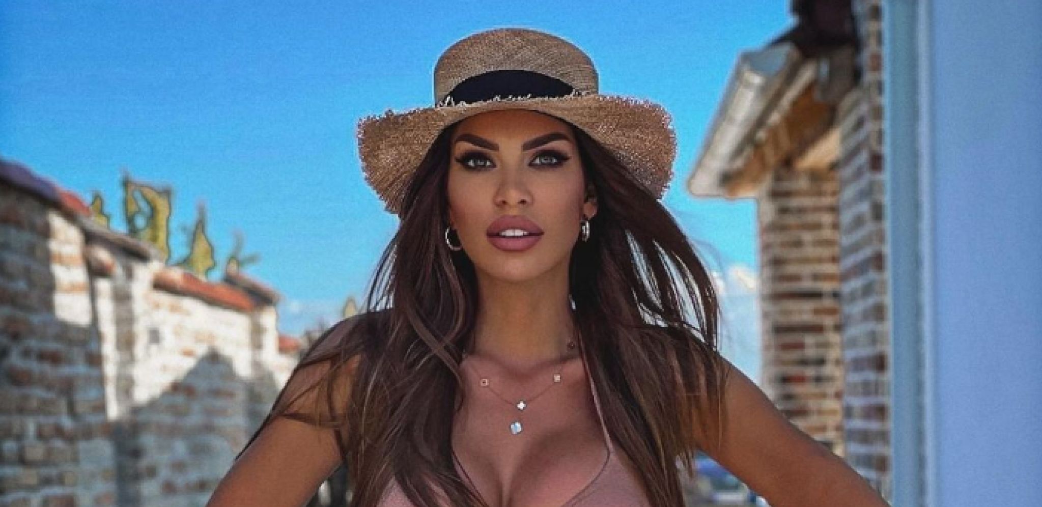 BILA JE UČESNIK FARME, POVEZIVALI JE S FUDBALERO, A DANAS SE KUPA U LUKSUZU Zastaće vam dah od perverzne Olje Crnogorac, evo kako izgleda u 39. godini! (FOTO)