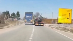 OVAKO SE GINE NA SRPSKIM DRUMOVIMA! Šleper-kamikaza pretiče preko pune linije - ide na auto u kom su dvoje dece! (VIDEO)