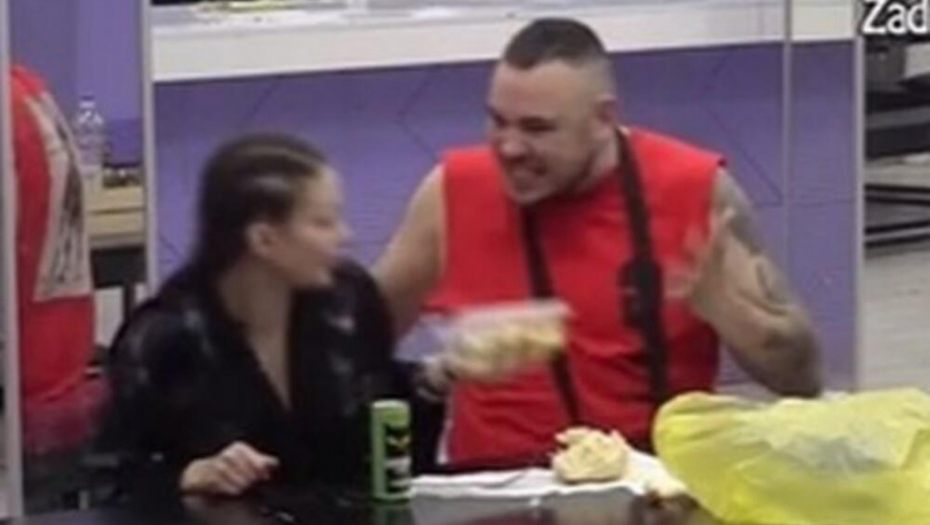 FILIP KRVNIČKI NASRNUO NA MAJU I UDARIO JE Razlog je bizaran, Marinkovićeva zanemela od šoka!