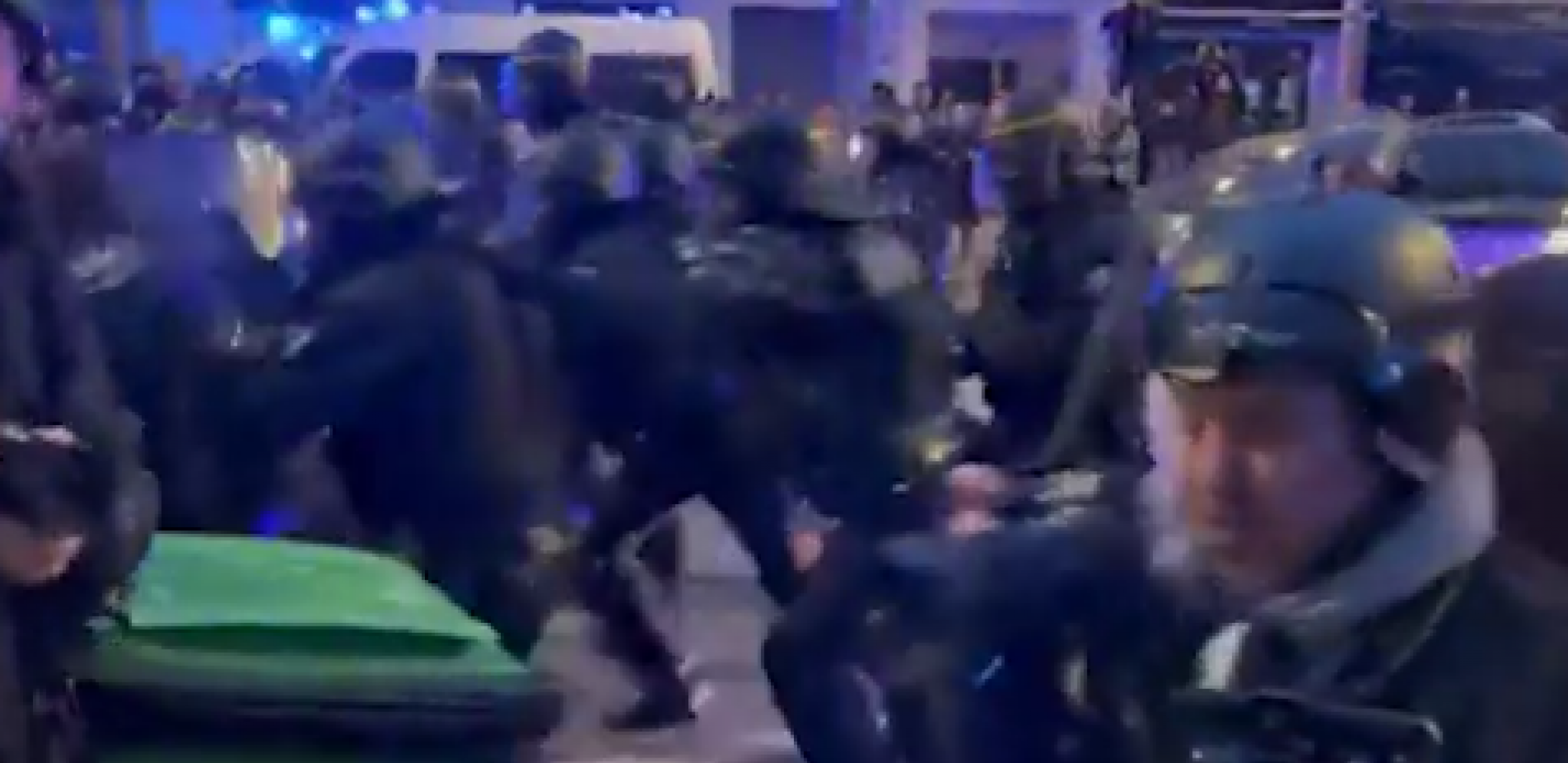 NASILJE EKSPLODIRALO NAKON GLASANJA O NEPOVERENJU VLADI Haos na ulicama u Francuskoj (VIDEO)