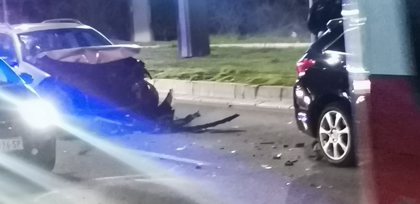 LANČANI SUDAR NA DUŠANOVCU Delovi vozila rasuti po putu, stvorila se ogromna gužva! (VIDEO)