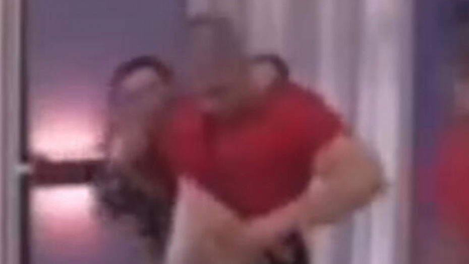 PETRUĆI POKUŠAO SAMOUBISTVO U ZADRUZI? Jezive scene, razbio flašu pa krenuo da se seče po stomaku, uznemirujuće! (VIDEO)