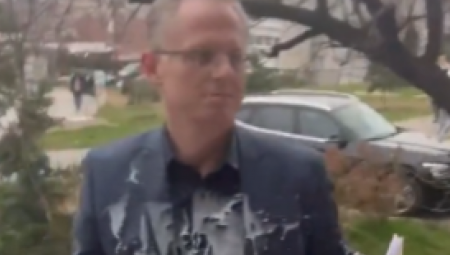 ŠIPTARI POBESNELI ZBOG KURTIJEVOG PORAZA! Glavni pregovarač Prištine dobio tortu u lice (VIDEO)