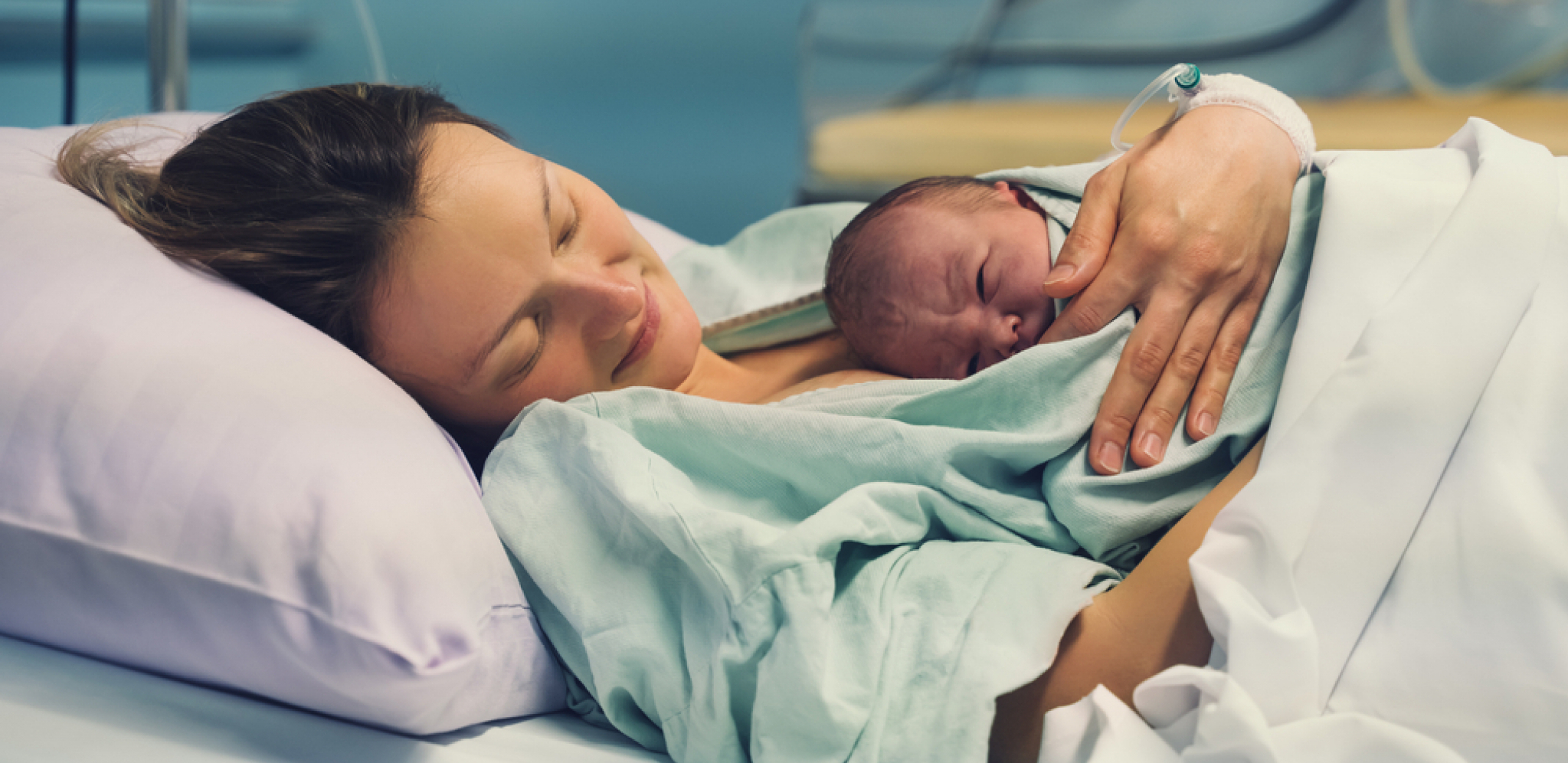 PORODILA SE I NIJE HTELA NI DA POGLEDA BEBU Babica napravila jedan potez i desilo se čudo