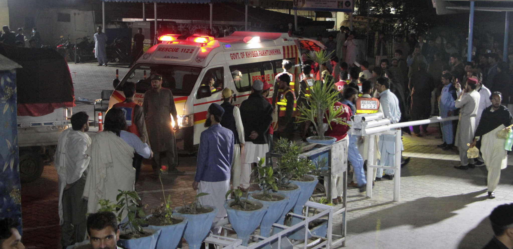 POGINULO NAJMANJE DEVET OSOBA Detalji razornog zemljotresa u Avganistanu i Pakistanu (FOTO)