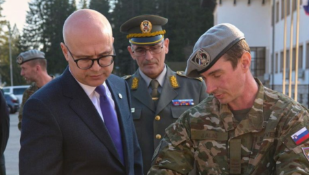 MINISTAR VUČEVIĆ OBIŠAO 132. GORSKI PUK SLOVENSKE VOJSKE U nastavku posete položio venac velikom srpskom naučniku (FOTO)