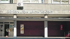 TINEJDŽERU KONSTRUKCIJA GOLA PALA NA GLAVU, IZGUBIO SVEST Detalji nesreće u beogradskoj osnovnoj školi!