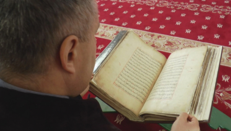 NAJSTARIJI KURAN NA BALKANU U SELU KOD PRIJEPOLJA Sveta knjiga napisana pre četiri stotine godina i predstavlja izuzetno redak primerak