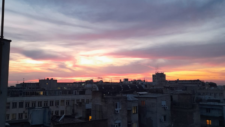 NEBO NAD BEOGRADOM PRIVUKLO POGLEDE GRAĐANA Ovakav zalazak Sunca je jedan u milion (FOTO/VIDEO)