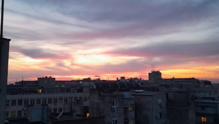 NEBO NAD BEOGRADOM PRIVUKLO POGLEDE GRAĐANA Ovakav zalazak Sunca je jedan u milion (FOTO/VIDEO)