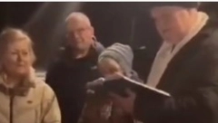 UPLATIO "KASKO" KOD BOGA - ZLU NE TREBALO Doveo popa da mu osvešta mercedes, a kad vidite ko stoji pored njega zanemećete