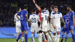 SRBIN ZAVODIO RED U NAPULJU Svirao penal, dao crveni karton, Engleska slavila u velikom derbiju