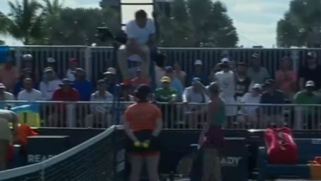 MRŽNJA U SVETU TENISA Ništa od rukovanja: Momenat koji su svi čekali, samo je skrenula (VIDEO)