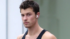 BRIGA GA ZA HLADNOĆU Razgolićenog pevača greje ljubav