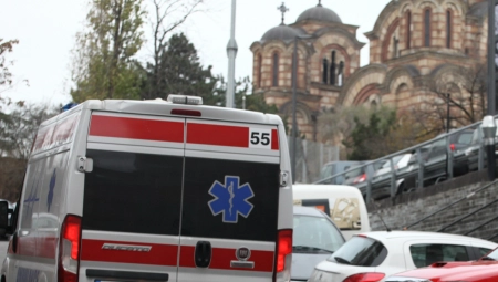 OSOBA SE ZAKLJUČALA U KUĆU I PRETI SAMOUBISTVOM Drama u Mladenovcu, vatrogasci i policija na terenu (FOTO)