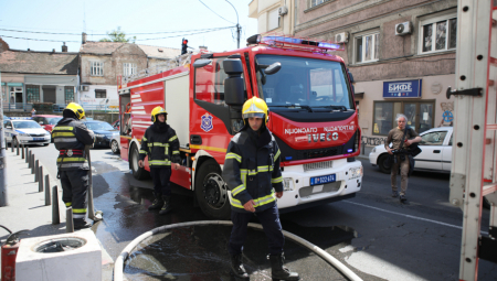 POŽAR U CENTRU ŽITIŠTA Zapalio se dostavni kombi sa lekovima