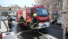 MUŠKARAC ZADOBIO OPEKOTINE Zapalio se gliser kod Sajma, dve ekipe vatrogasaca gase požar