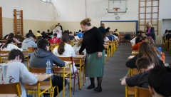 MATIŠ NIJE BAUK Nakon prvog probnog završnog testa učenici uglavnom zadovoljni : Brate, koliko je koren iz 2?