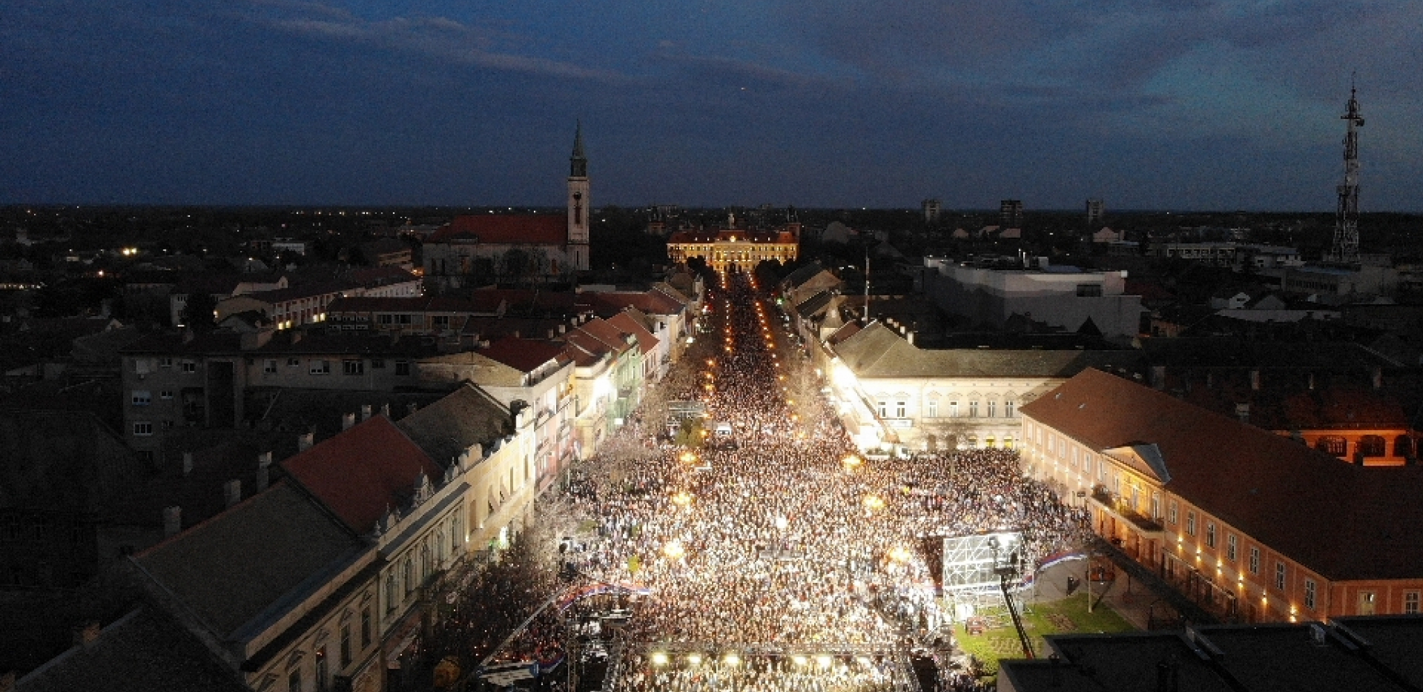 VELIČANSTVEN PRIZOR, REKA LJUDI NA ULICAMA SOMBORA Počela manifestacija Dan sećanja na žrtve NATO bombardovanja (FOTO)