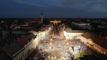 VELIČANSTVEN PRIZOR, REKA LJUDI NA ULICAMA SOMBORA Počela manifestacija Dan sećanja na žrtve NATO bombardovanja (FOTO)