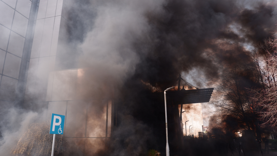 POBUNA U PRIŠTINI! Skinute zastave tzv. Kosova, bombe odjekuju gradom! (FOTO)