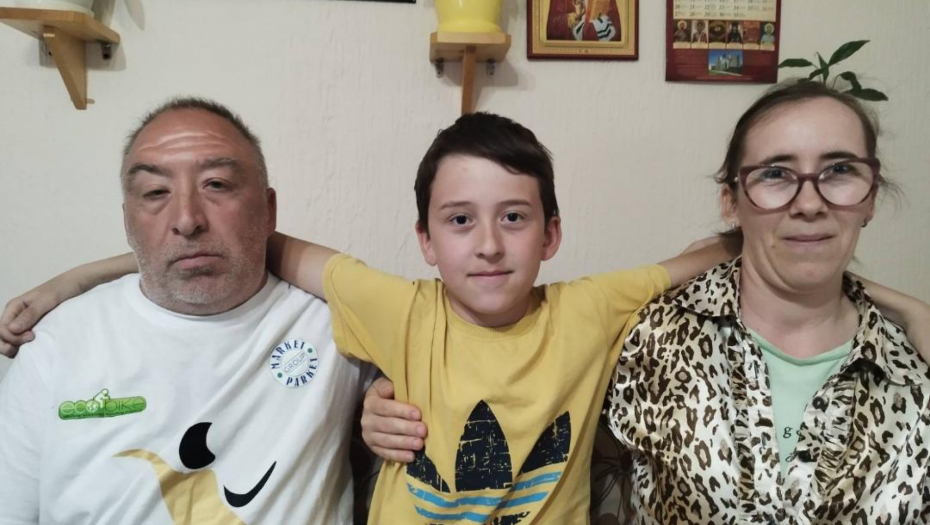 DEČACI BRUTALNO PRETUKLI VRŠNJAKA (12) U POŽAREVCU Jedan nasilnik skočio na druga, a drugi ga šutirao sve dok mu nije izuo patiku!