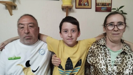DEČACI BRUTALNO PRETUKLI VRŠNJAKA (12) U POŽAREVCU Jedan nasilnik skočio na druga, a drugi ga šutirao sve dok mu nije izuo patiku!