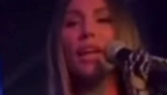 IZAŠLA NA BINU SKROZ GOLA Sandra Afrika frapirala javnost, svi u šoku: Kao striptizeta si!