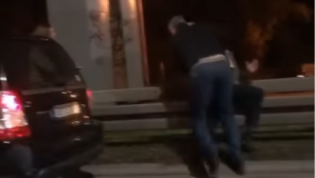 ODMERAVANJE SNAGA KOD ''MOSTARA'' Ovako dva starija muškarca rešavaju probleme u saobraćaju (VIDEO)