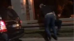 ODMERAVANJE SNAGA KOD ''MOSTARA'' Ovako dva starija muškarca rešavaju probleme u saobraćaju (VIDEO)