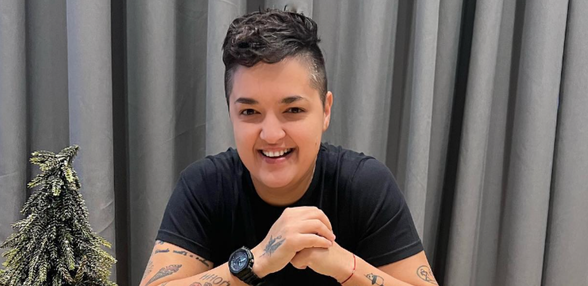 MARIJA ŠERIFOVIĆ U KUPAĆEM KOSTIMU Pevačica se skinula, a tek da vidite koja lepotica uživa s njom daleko od Srbije! (FOTO)