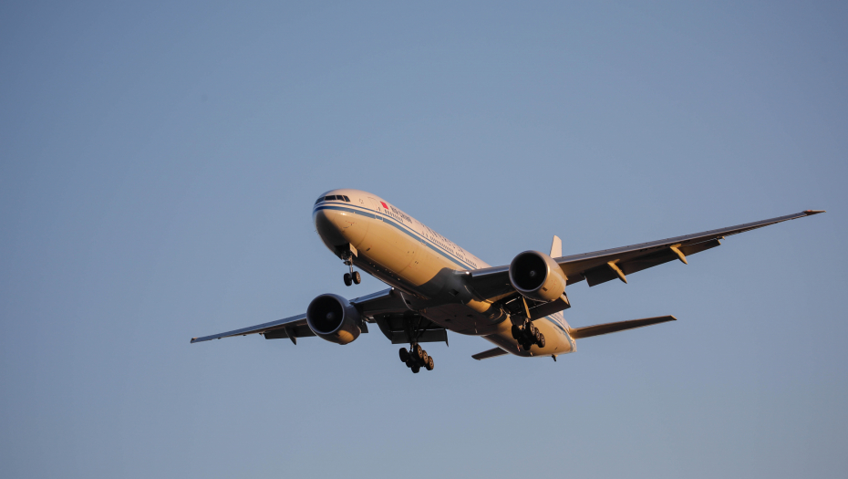 DRAMA U AVIONU, PUTNICI SLOMILI PROZOR Kod jednog od njih pronađeni su droga i alkohol