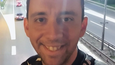 MONSTRUOZNO! Držao dete (8) žedno i gladno godinama u kadi, a hvalio se skupim kolima, hranom i pićem (FOTO)