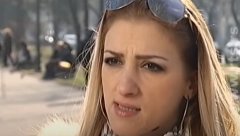 MAJA JE KAO BEBA OSTAVLJENA ISPRED POZORIŠTA U KARTONSKOJ KUTIJI Već 15 godina traži biološke roditelje